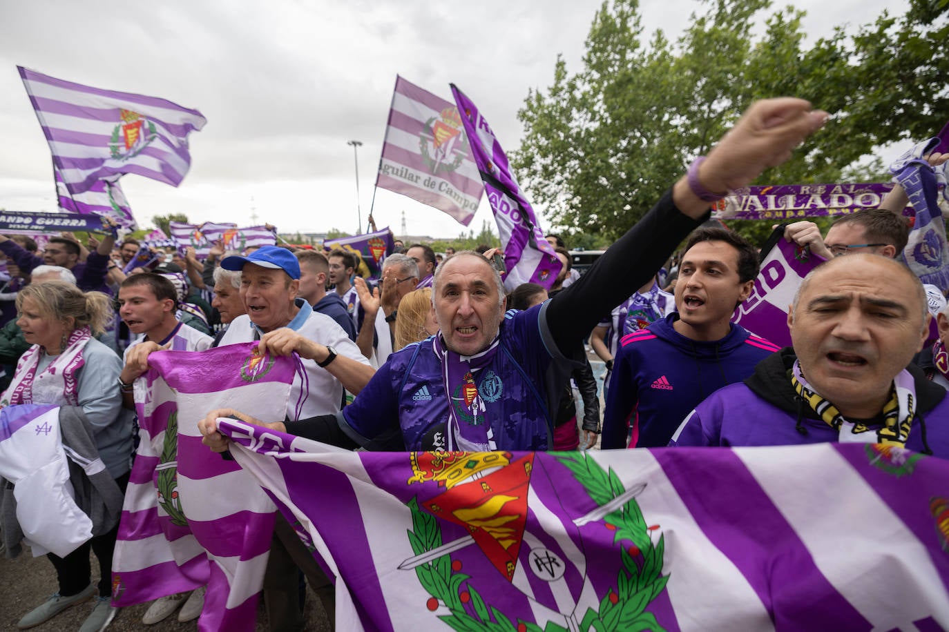 Loas aficionados del Real valladolid, durante la protesta por el cambio del escudo.