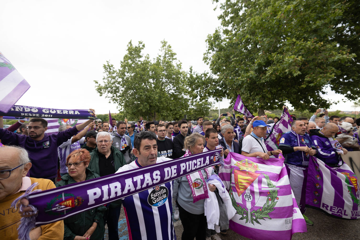 Loas aficionados del Real valladolid, durante la protesta por el cambio del escudo.