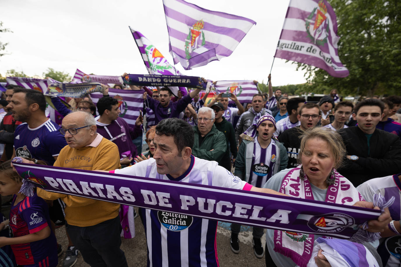 Loas aficionados del Real valladolid, durante la protesta por el cambio del escudo.