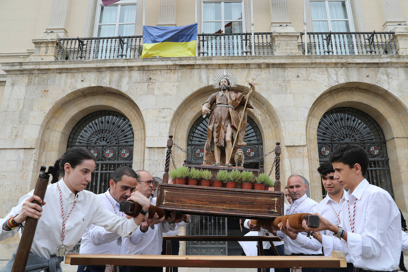 Fotos: Reparto del tomillo de San Juan en Palencia