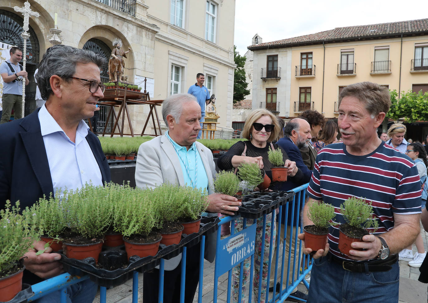 Fotos: Reparto del tomillo de San Juan en Palencia