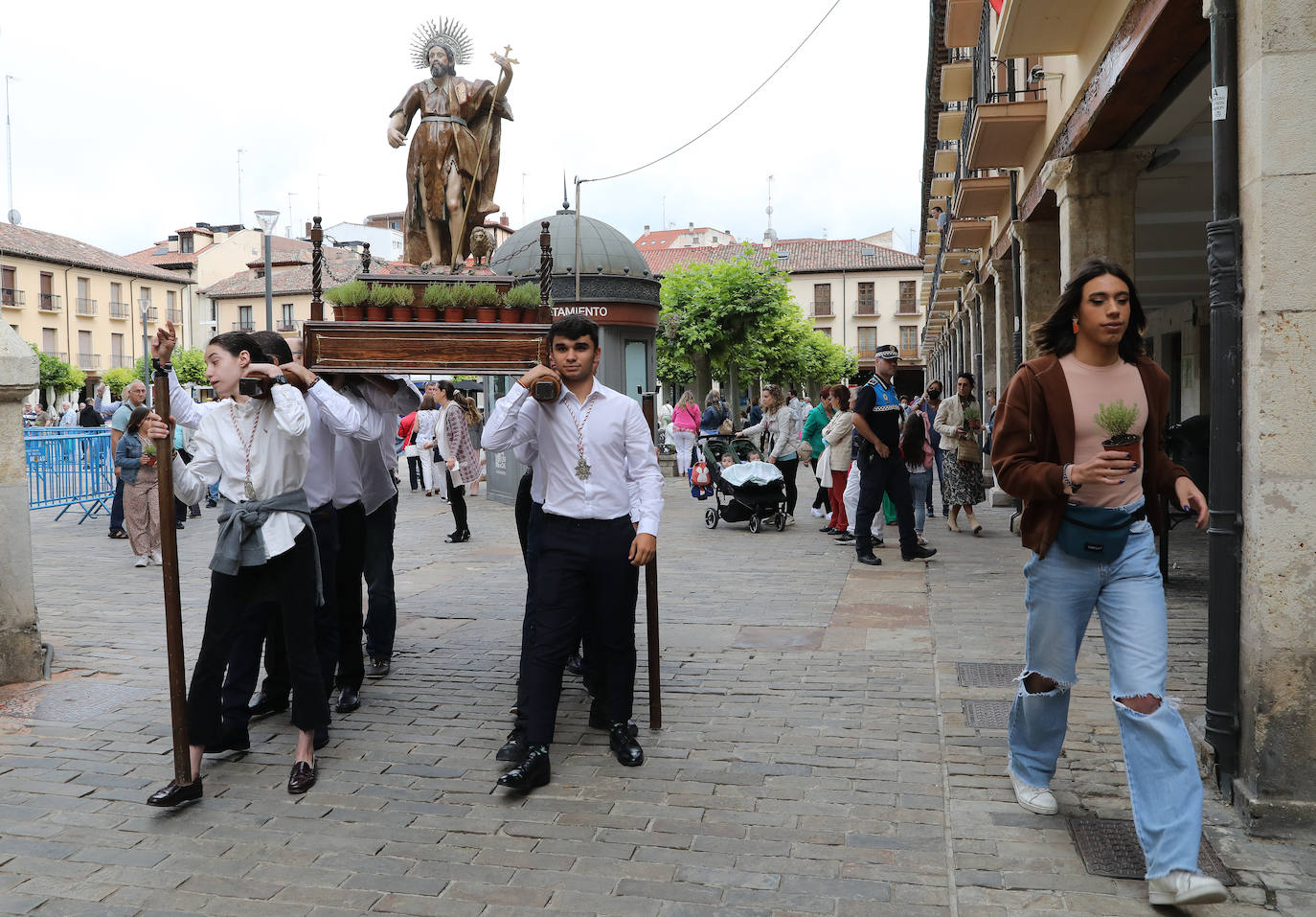 Fotos: Reparto del tomillo de San Juan en Palencia