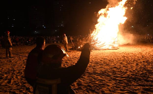 Galería. Los vallisoletanos disfrutan de la hoguera de San Juan en la playa de Las Moreras. 