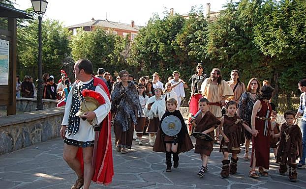 Otro vecino, ataviado de soldado romano, entre miembros de la tribu de los tamáricos. 