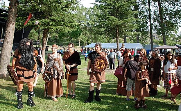 Vecinos ataviados como miembros de la antigua tribu de los tamáricos. 