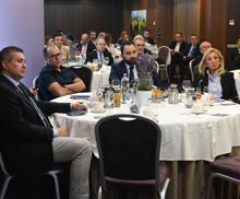 Imagen secundaria 2 - Algunos de los asistentes al Foro Económico con el secretario de Estado de Economía. 