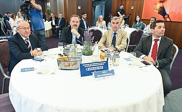Imagen principal - Algunos de los asistentes al Foro Económico con el secretario de Estado de Economía. 