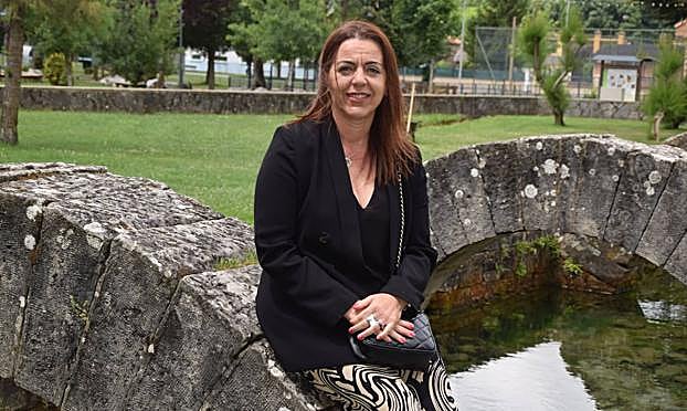 La alcaldesa posa en la zona de las Fuentes Tamáricas. 