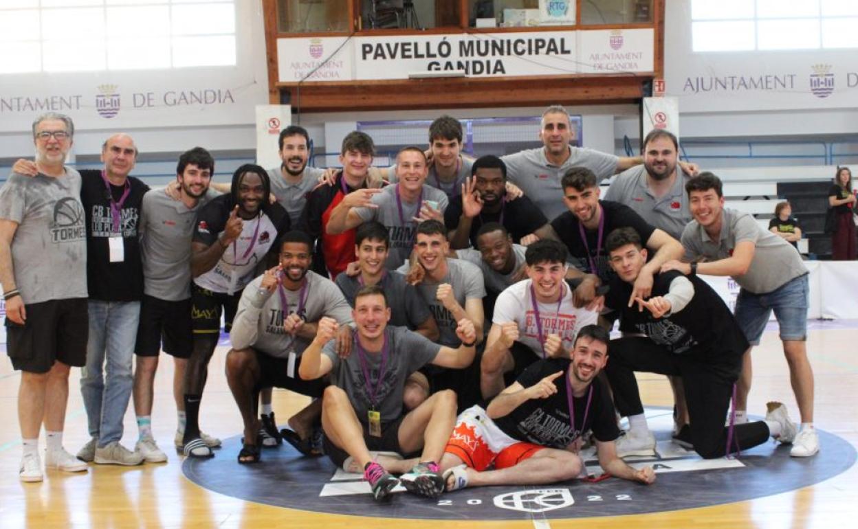 La plantilla y la directiva del primer equipo del CB Tormes celebran el ascenso en Gandía. 