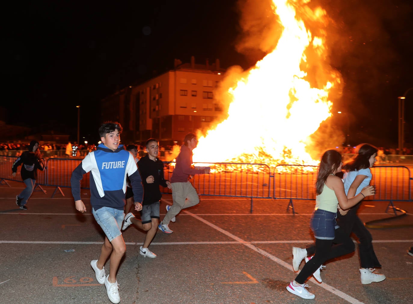 Fotos: Hoguera de San Juan en Palencia