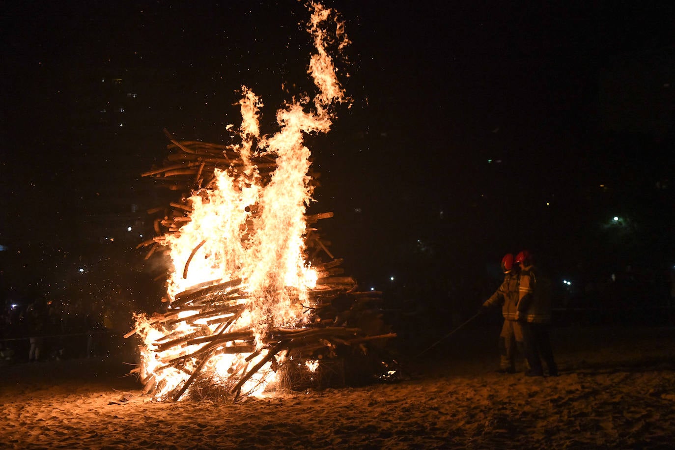 La hoguera de San Juan, en la playa de Las Moreras.