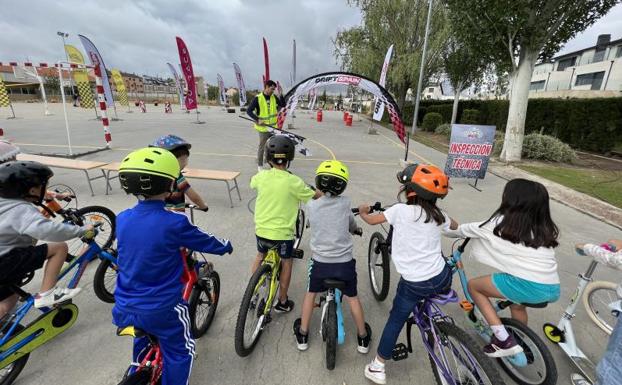 Aprendiendo a circular, con bicis, patinetes y un Ferrari