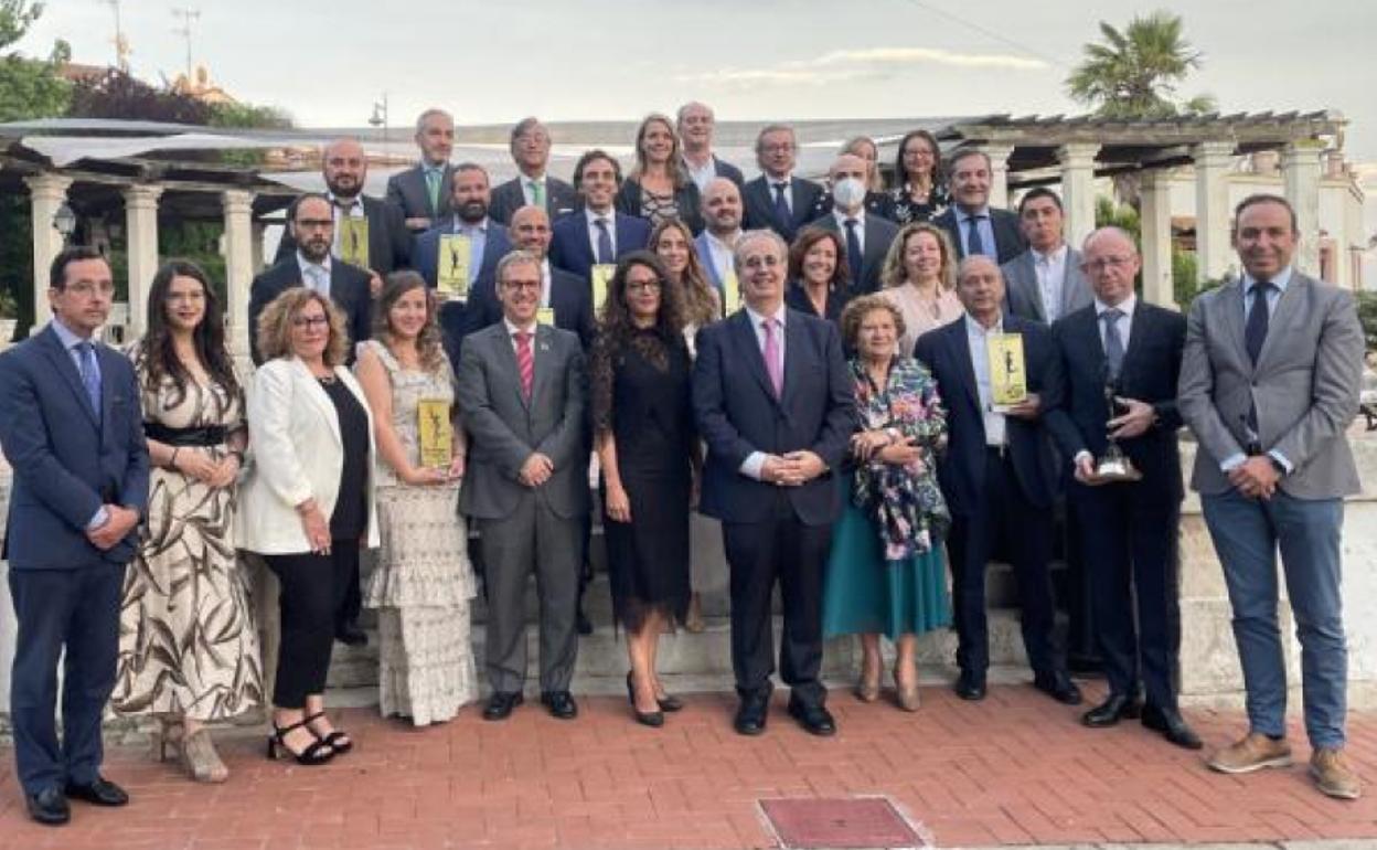 Foto de familia de los galardonados, el jurado y las autoridades, con Miguel Vergara en la primera fila, segundo por la derecha. 