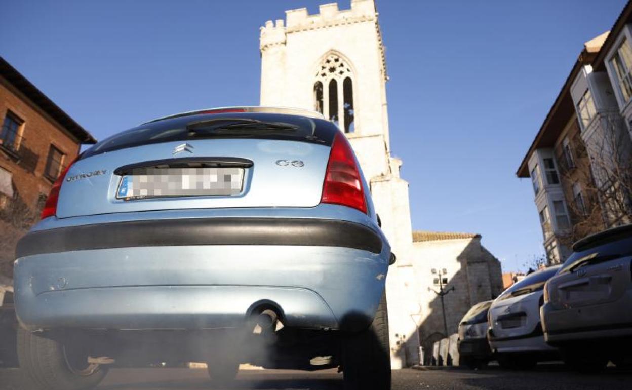 Un coche de más de quince años circula por Palencia.