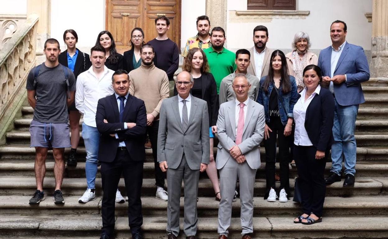 El presidente de la Diputación, Javier Iglesias, y el rector de la Universidad de Salamanca, Ricardo Rivero, reciben a los egresados participantes en el Plan de Empleo Juvenil 2021-2022 promovido por ambas instituciones en ayuntamientos de la provincia.