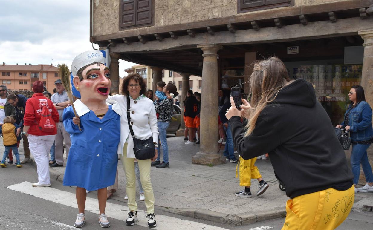 Una mujer se fotografía con el nuevo cabezudo de la Galletera. 