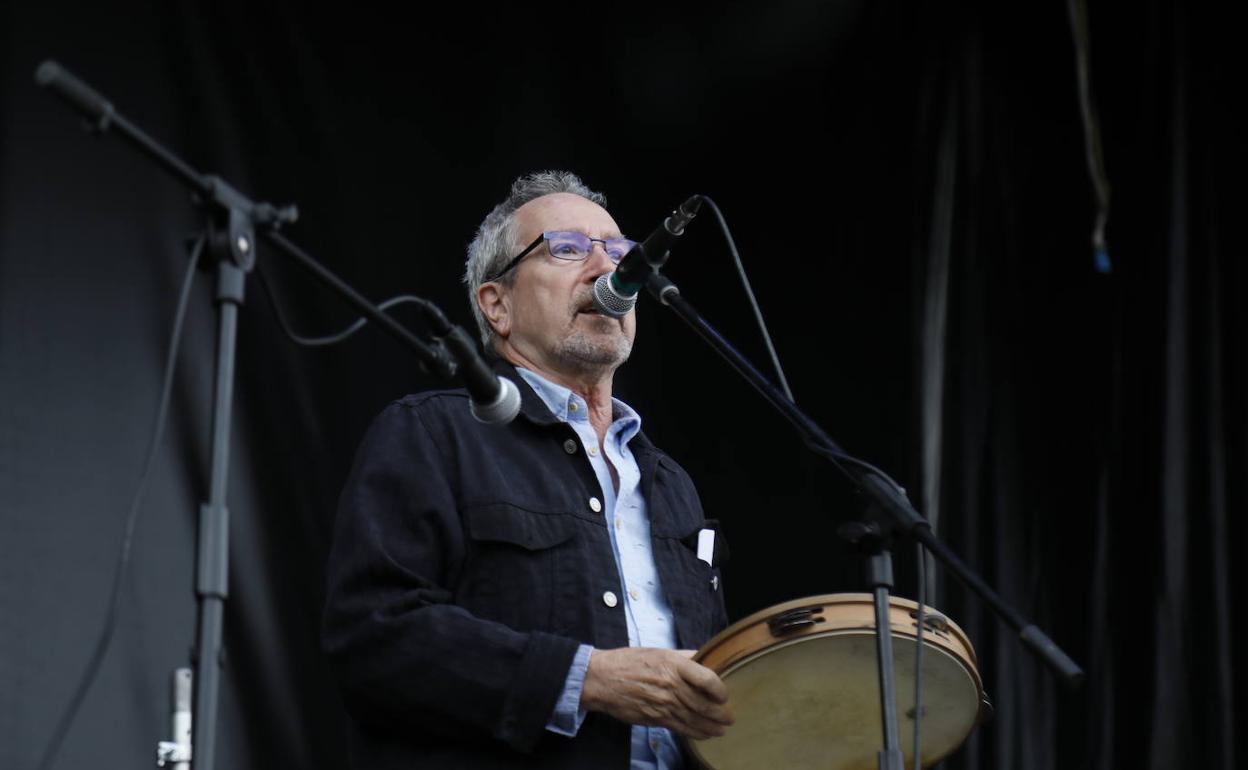 Eliseo Parra, durante su intervención musical en la apertura de las fiestas de Sarón.