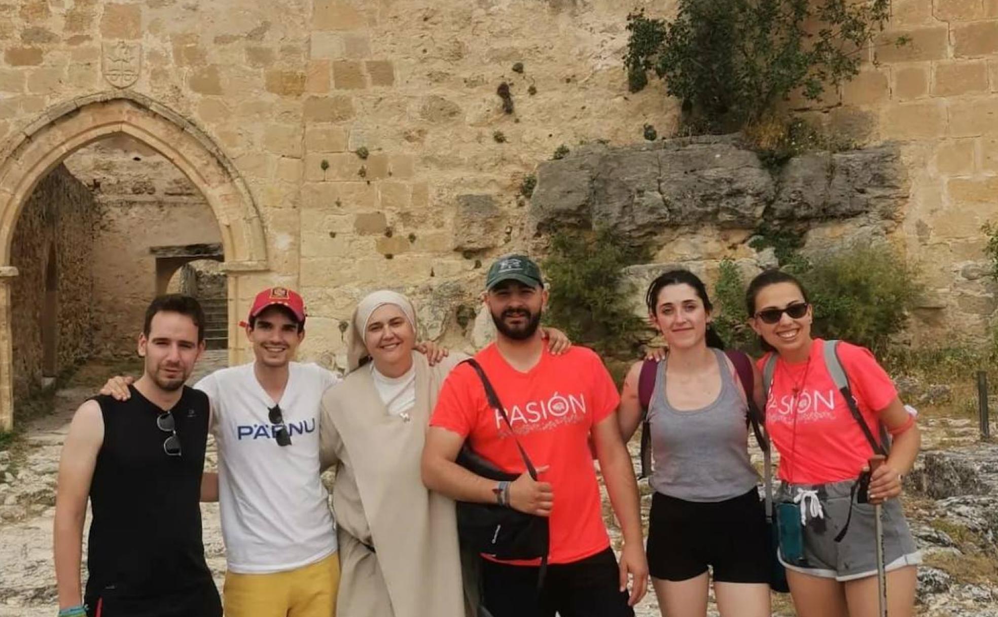 La hermana Juli Rodrigo con algunos de los participantes en el camino de San Frutos que también acudirán a la peregrinación a Santiago. 