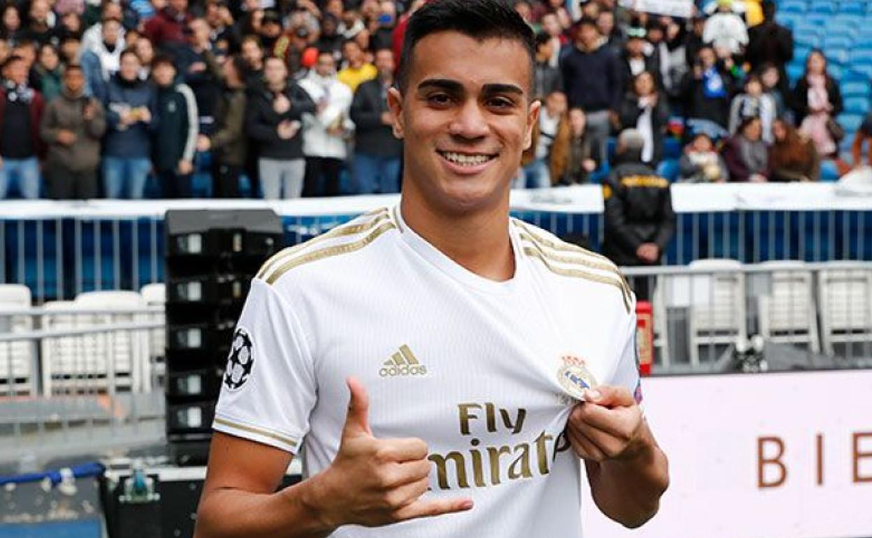 Reinier posa en el Bernabéu en su presentación con el Real Madrid. 