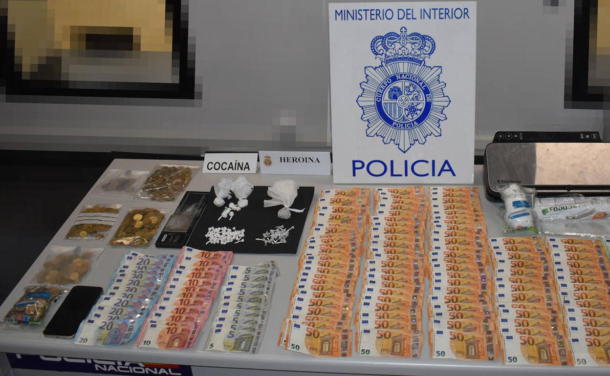 Droga y dinero aprehendidos por la Policía Nacional. 