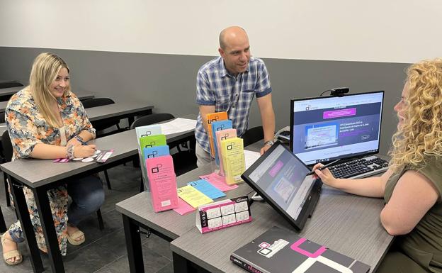 El equipo de Veropo, en una de sus aulas. 