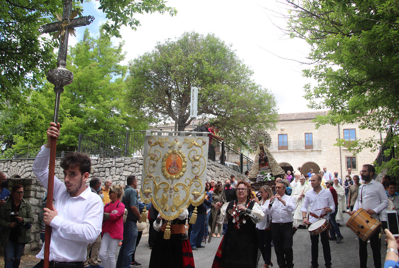 Salida en procesión de la imagen original de la Virgen del Henar, este sábado, en Cuéllar.