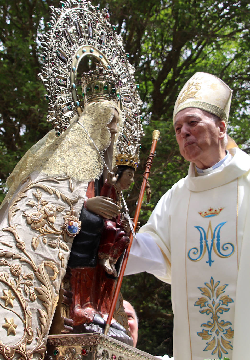 Salida en procesión de la imagen original de la Virgen del Henar, este sábado, en Cuéllar.