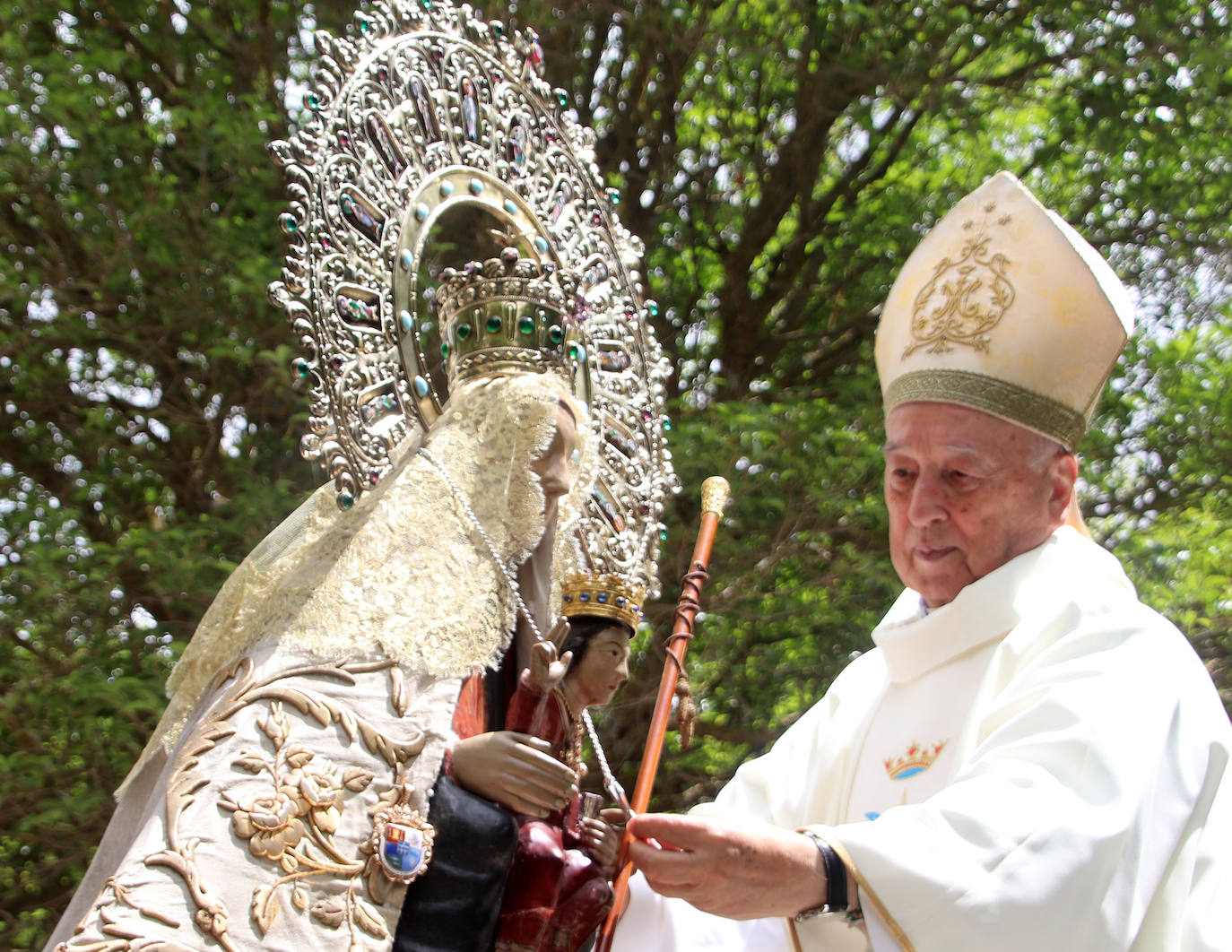 Salida en procesión de la imagen original de la Virgen del Henar, este sábado, en Cuéllar.