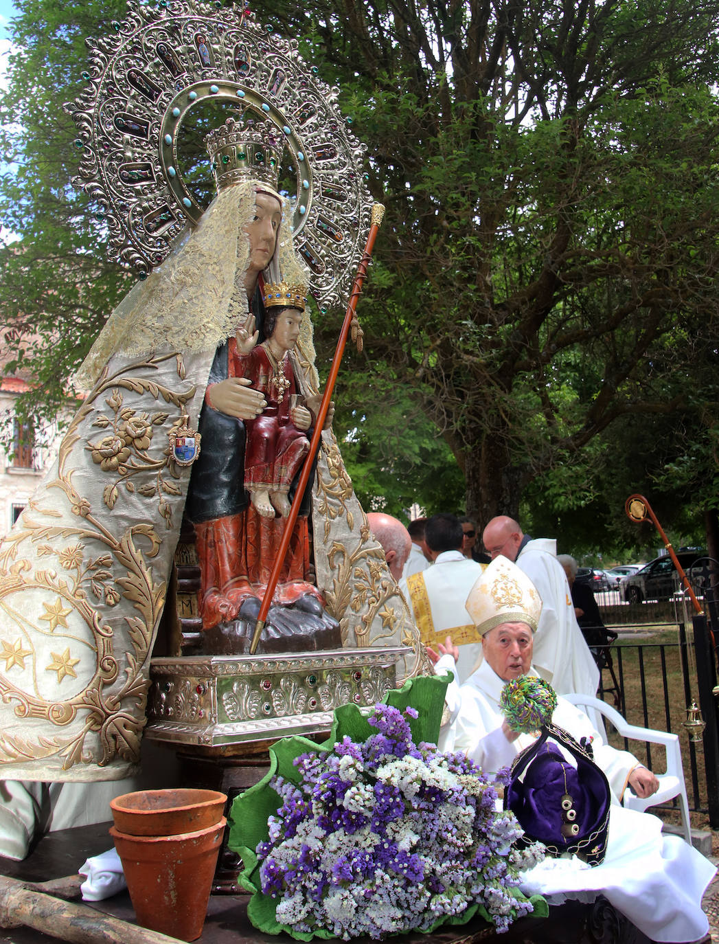 Salida en procesión de la imagen original de la Virgen del Henar, este sábado, en Cuéllar.