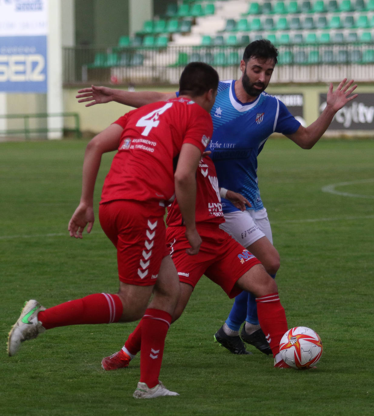 Los jugadores del Unami celebran uno de los goles marcados por Alcubilla este sábado.