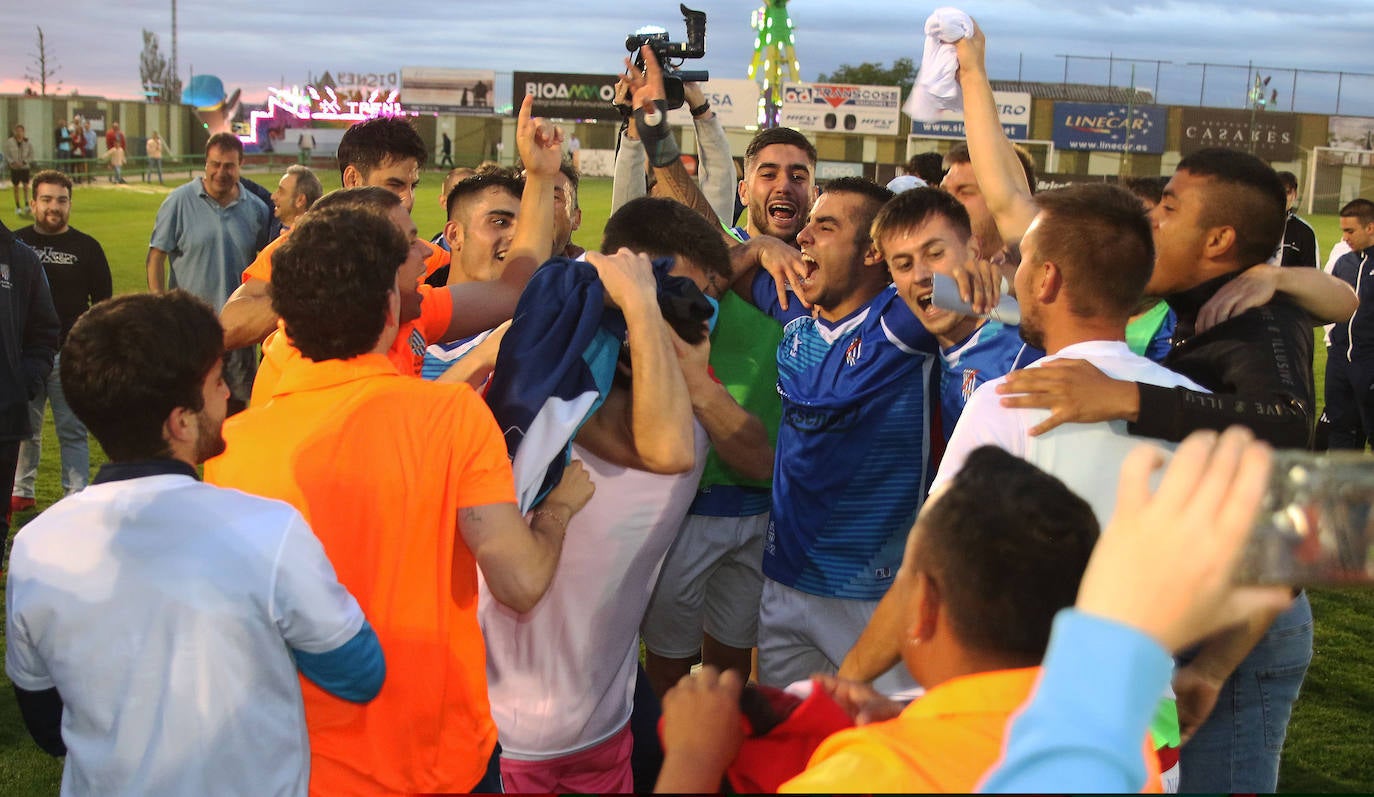 Los jugadores del Unami celebran uno de los goles marcados por Alcubilla este sábado.