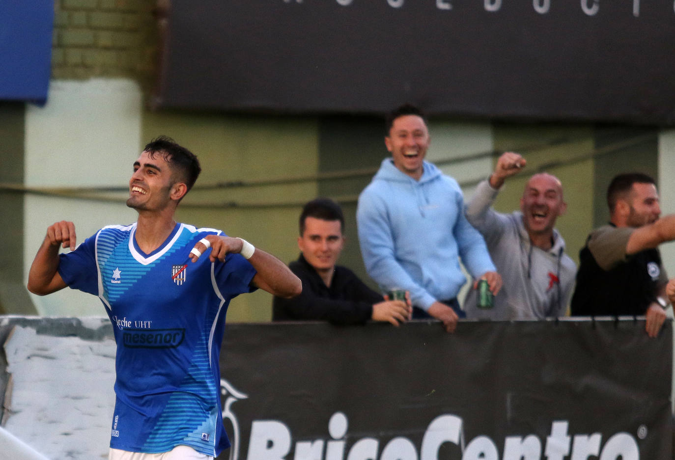 Los jugadores del Unami celebran uno de los goles marcados por Alcubilla este sábado.