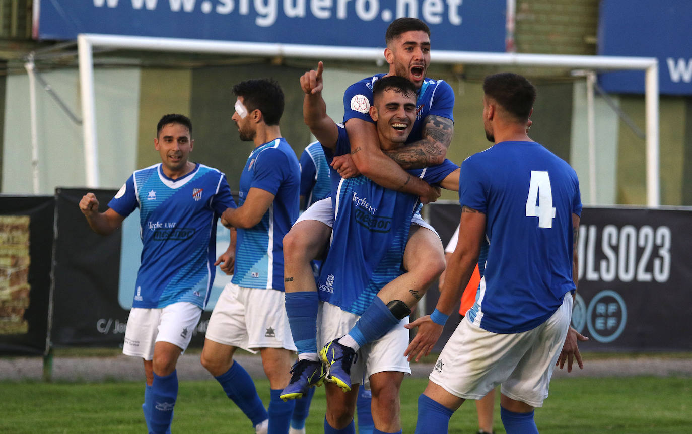 Los jugadores del Unami celebran uno de los goles marcados por Alcubilla este sábado.