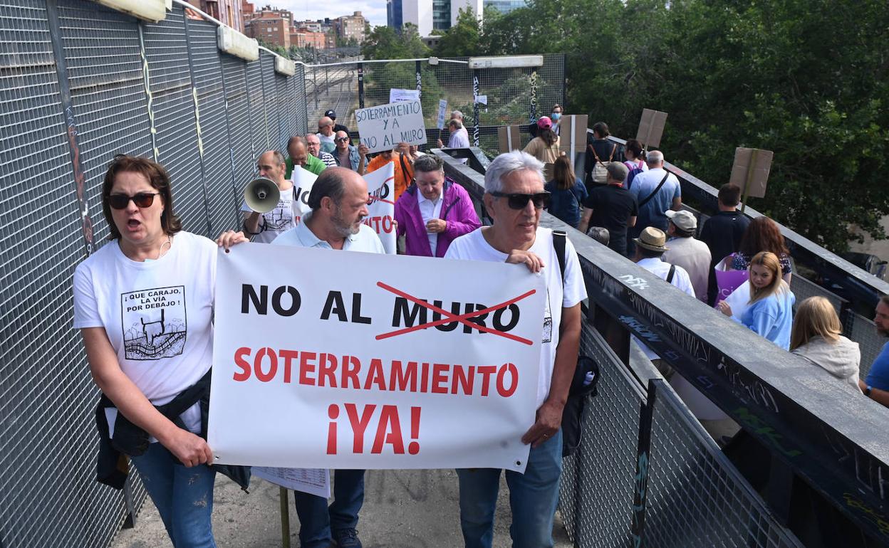 La cabecera de la manifestación atraviesa la pasarela que une el parque de Las Norias con la avenida de Irún. 