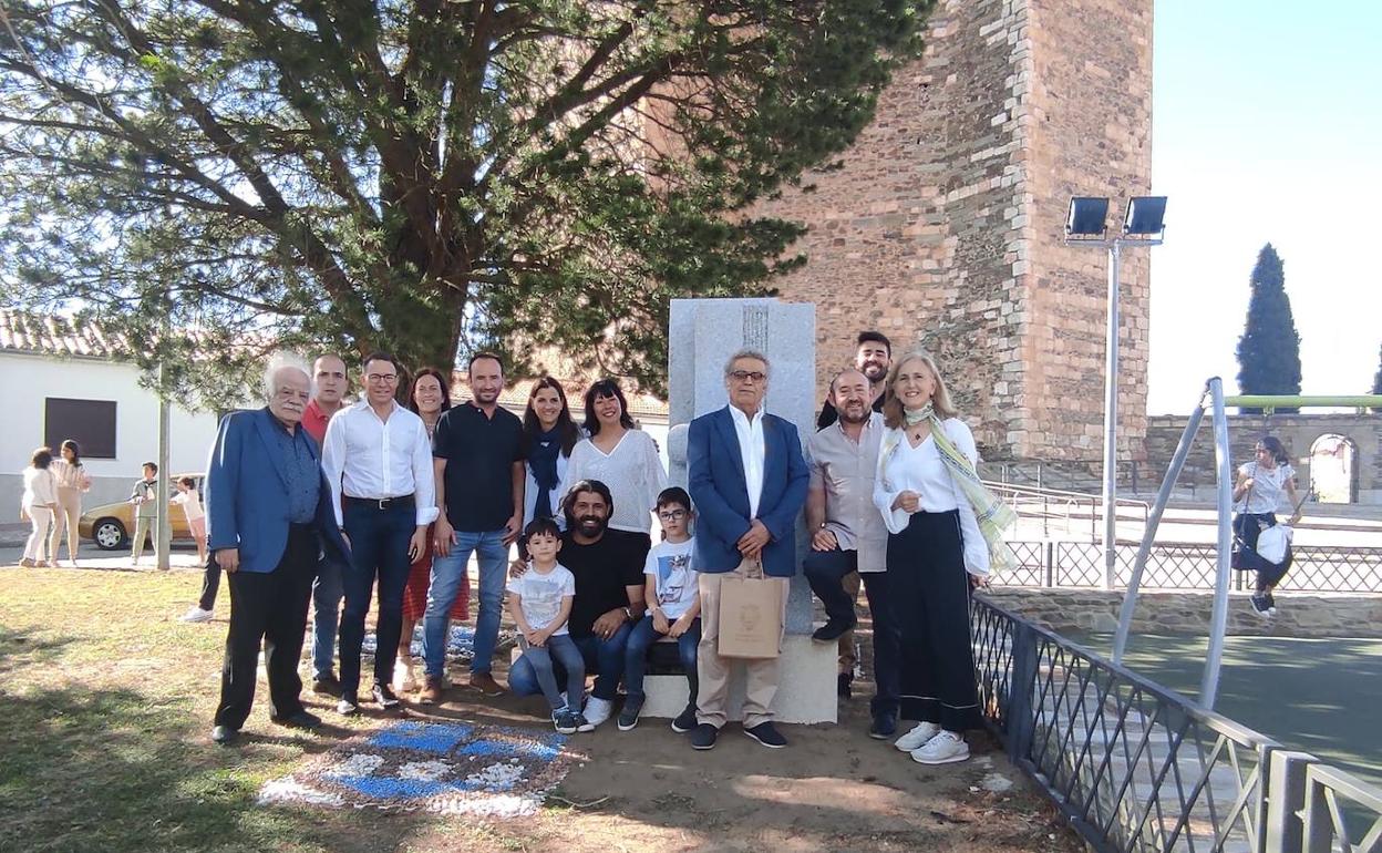 La alcaldesa de Alba, junto a los participantes en el simposio.