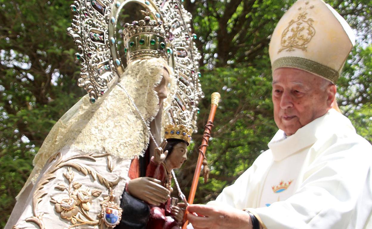 El obispo emérito entrega el pectoral a la Virgen del Henar en los actos de este sábado en Cuéllar. 