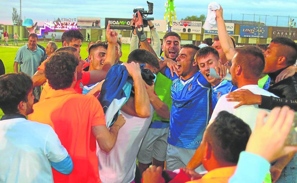 Celebración del Unami por el ascenso nada más acabar el partido contra el Turégano. 