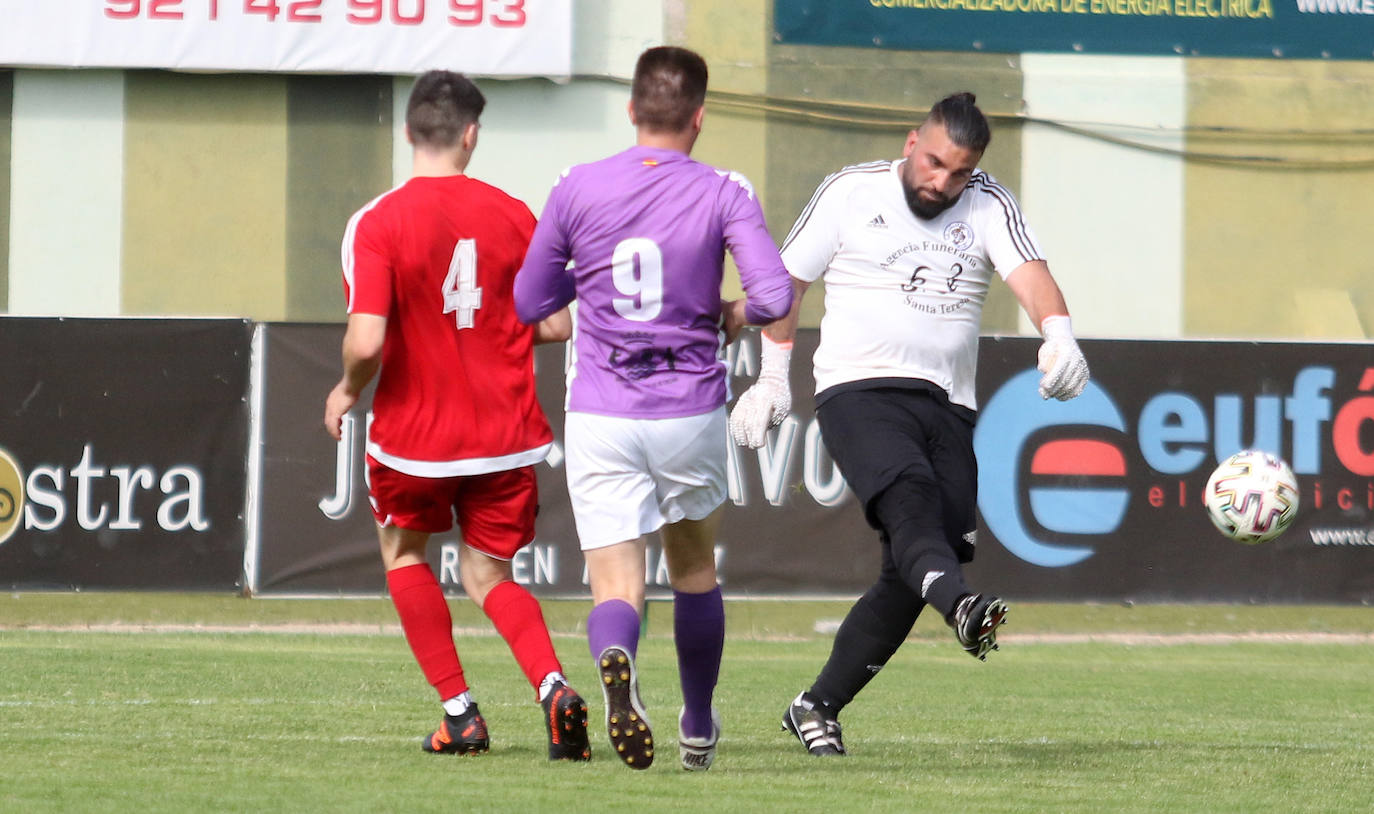 Dos rivales pugnan por un balón aéreo en la final de la Copa Delegación.