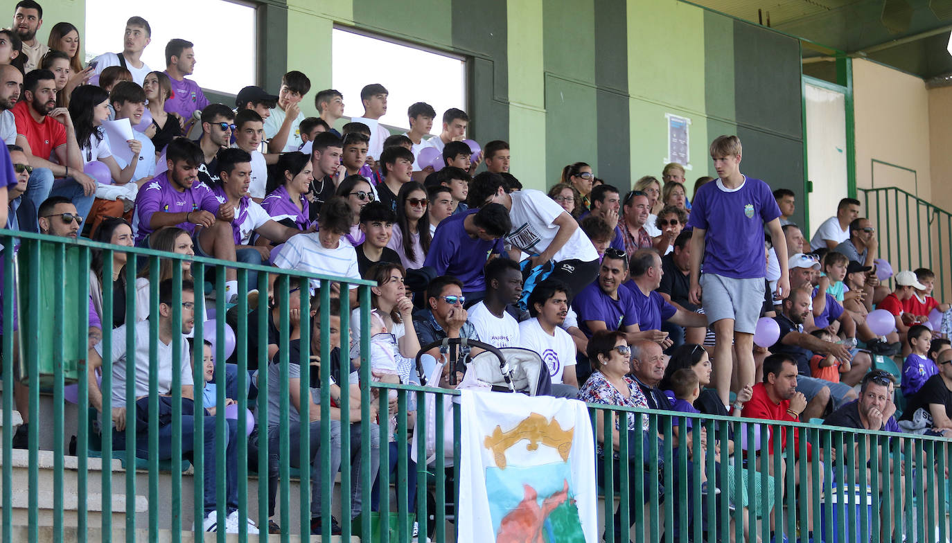 Dos rivales pugnan por un balón aéreo en la final de la Copa Delegación.