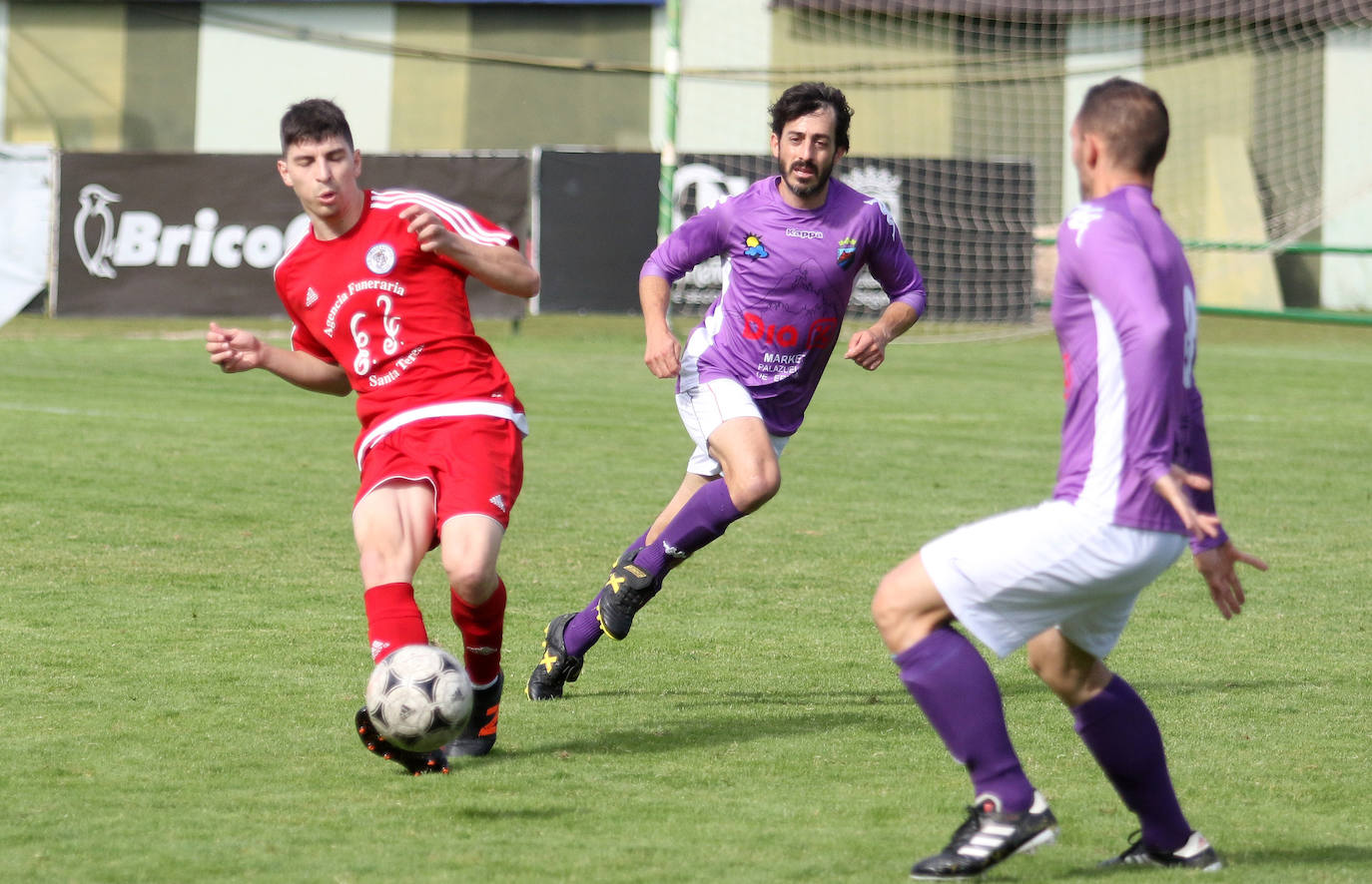 Dos rivales pugnan por un balón aéreo en la final de la Copa Delegación.