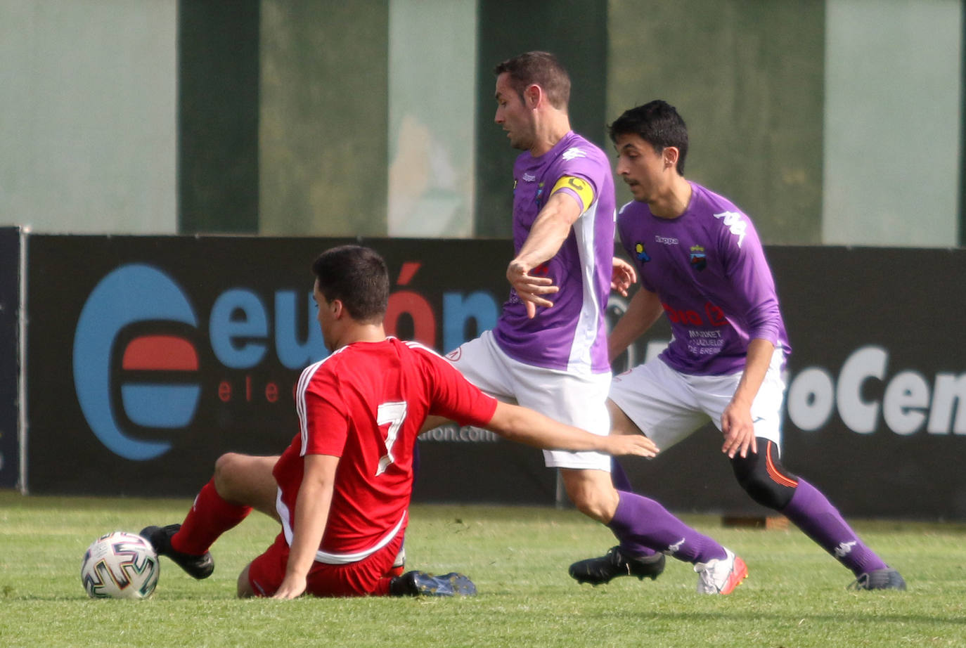 Dos rivales pugnan por un balón aéreo en la final de la Copa Delegación.