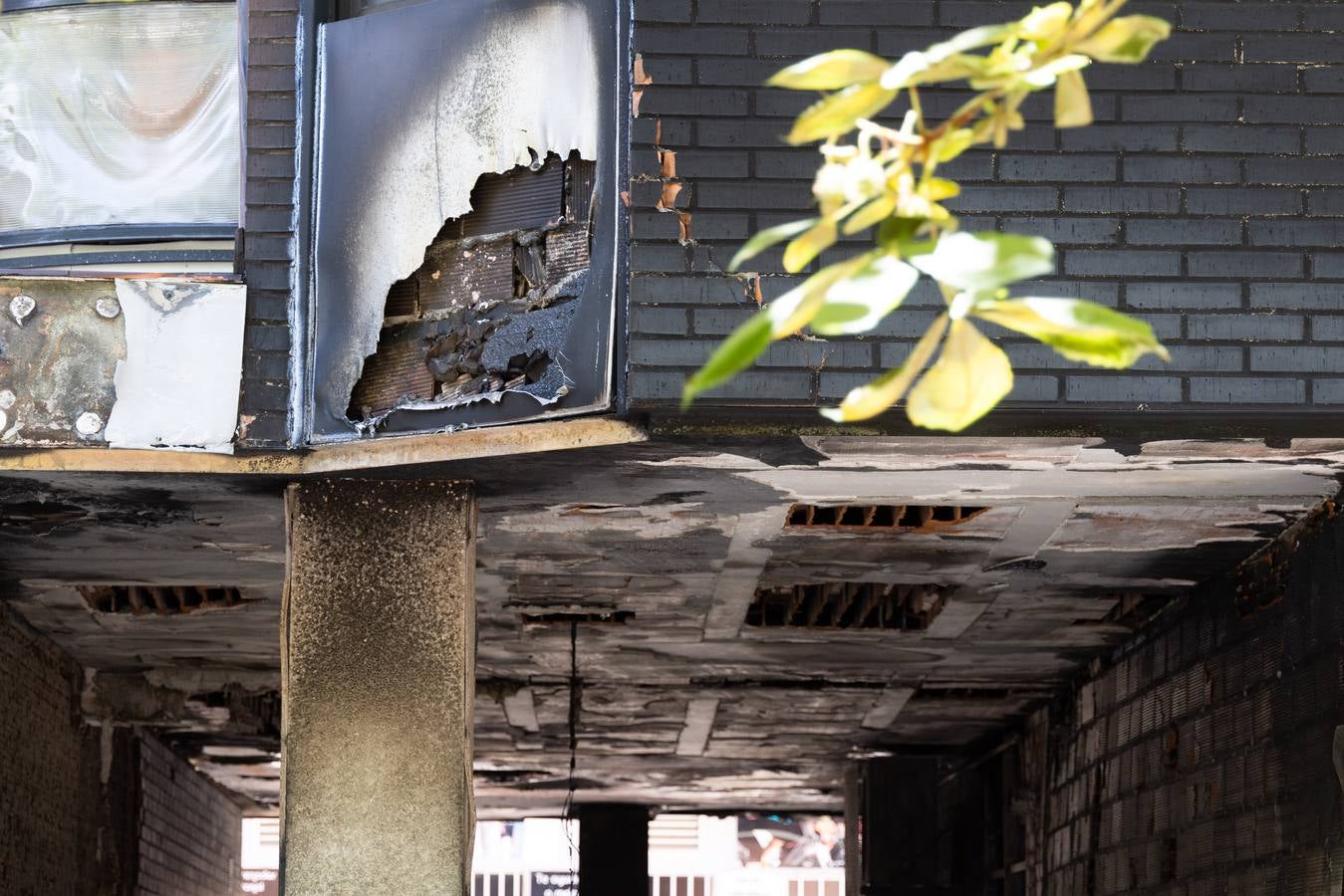 Fotos: Los bomberos desalojan un edificio en La Victoria por el incendio de las sillas de una terraza