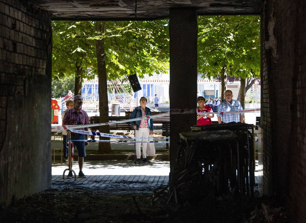 Fotos: Los bomberos desalojan un edificio en La Victoria por el incendio de las sillas de una terraza