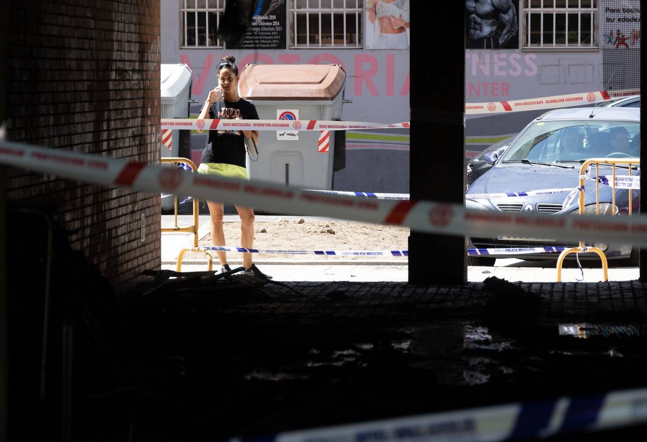 Fotos: Los bomberos desalojan un edificio en La Victoria por el incendio de las sillas de una terraza