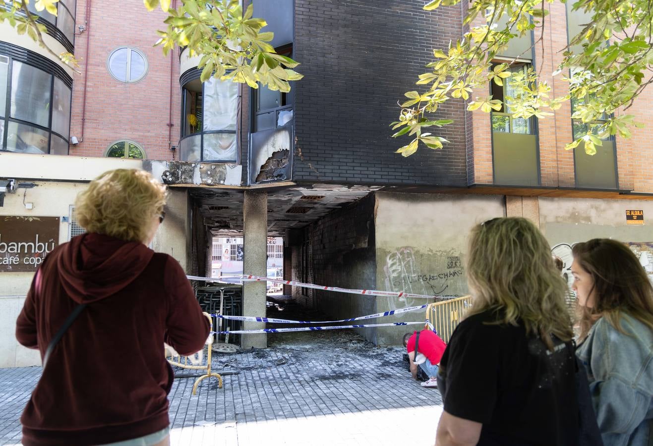 Fotos: Los bomberos desalojan un edificio en La Victoria por el incendio de las sillas de una terraza