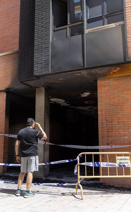 Fotos: Los bomberos desalojan un edificio en La Victoria por el incendio de las sillas de una terraza