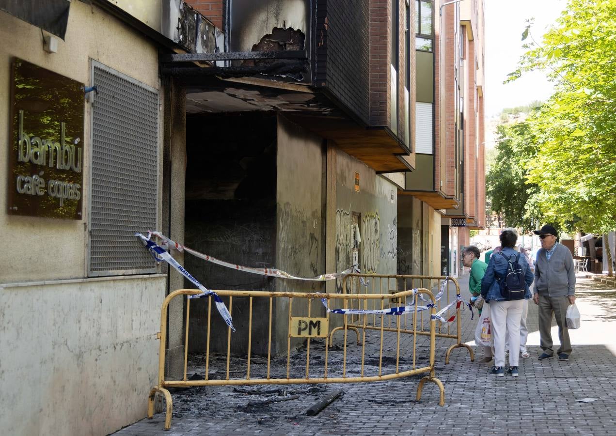 Fotos: Los bomberos desalojan un edificio en La Victoria por el incendio de las sillas de una terraza