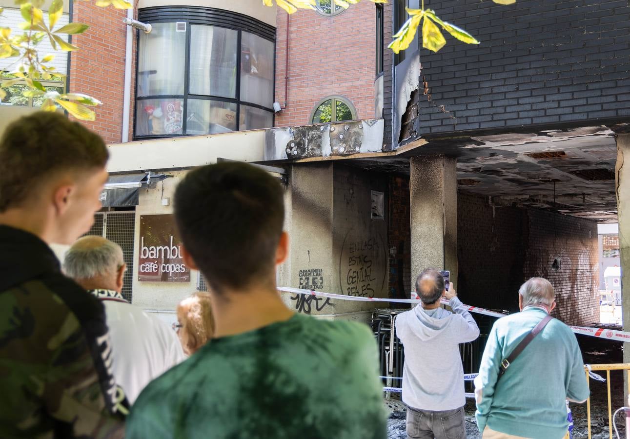 Fotos: Los bomberos desalojan un edificio en La Victoria por el incendio de las sillas de una terraza