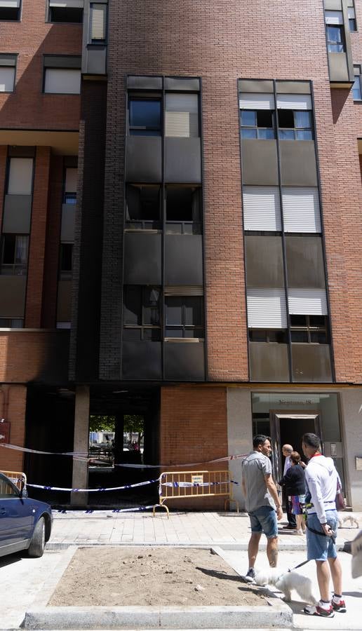 Fotos: Los bomberos desalojan un edificio en La Victoria por el incendio de las sillas de una terraza