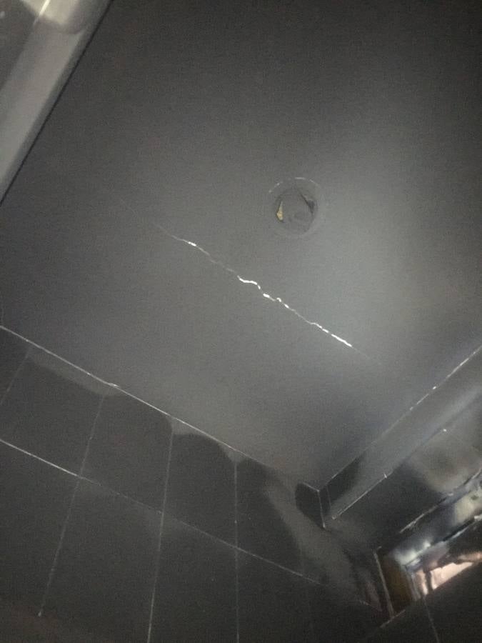 Fotos: Los bomberos desalojan un edificio en La Victoria por el incendio de las sillas de una terraza